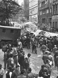 Barikáda složená z vozidel na pražských Vinohradech 21. srpna 1968