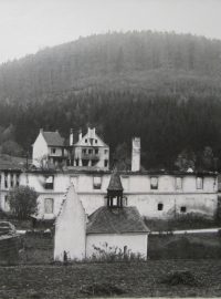 Největší statek Jaroslava Dokoupila. V pozadí vypálený hotel Adolfa Pospíšila