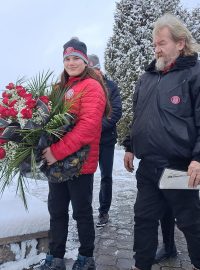 Lide nosí květiny na pohřeb Karla Lopraise