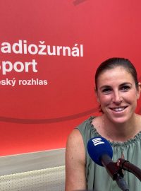 Zuzana Hejnová ve studiu Radiožurnálu Sport