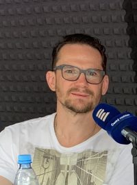 Bývalý hokejista Patrik Eliáš (vlevo) v airstreamu Radiožurnálu Sport