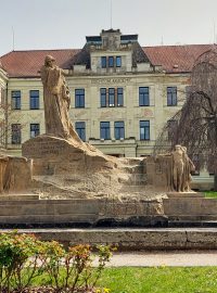 Monumentální Husův pomník v Hořicích od Ladislava Šalouna má za sebou náročné restaurování