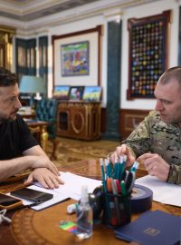 Ukrajinský prezident Volodymyr Zelenskyj se šéfem SBU Vasylem Maljukem po ukrajinském útoku na Rusko (1. června 2025)