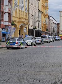 Policisté s útočníkem vyjednávali přibližně od 15.00 a uzavřeli část náměstí Přemysla Otakara II., kde se incident stal.