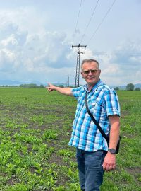 Agronom Jiří Vaněk ukazuje na poškozené makové pole