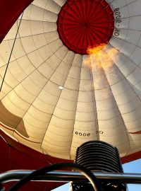 Horkovzdušné balony zaplnily nebe nad vodní nádrží Rozkoš