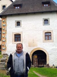 Zdeněk Švejda před tvrzí v Drslavicích