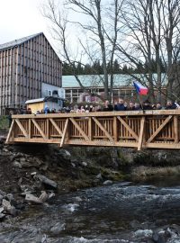 Dřevěná lávka nad Divokou Orlicí v Neratově v Orlických horách spojuje opět Českou republiku s Polskem