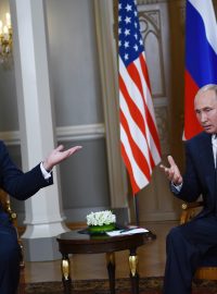 Prezidenti Donald Trump a Vladimir Putin při setkání v Helsinkách