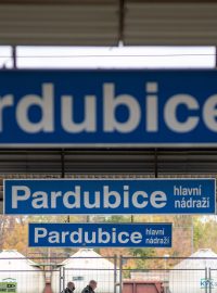 Cestující na nádraží v Pardubicích dělí od stavebního ruchu ploty