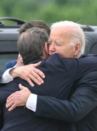 Hunter Biden a Joe Biden v objetí po verdiktu soudu v Delaware