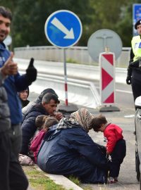 Zadržení migranti na česko-slovenském hraničním přechodu Lanžhot Brodské