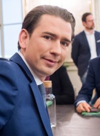 Šéf rakouských lidovců Sebastian Kurz (vlevo). V pozadí sedí budoucí vicekancléř a šéf Zelených Werner Kogler