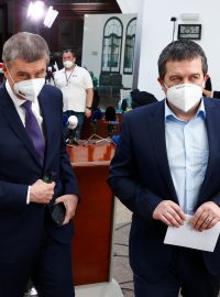 Premiér Andrej Babiš (vlevo) a první místopředseda vlády Jan Hamáček vystoupili na mimořádné tiskové konferenci
