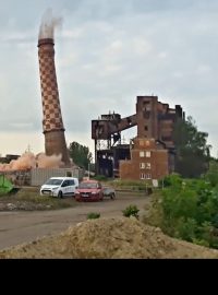 Definitivně tak skončila snaha spolku Svatý Václav o jeho záchranu. Cihlový komín s červenobílou šachovnicí padl k zemi během několika vteřin