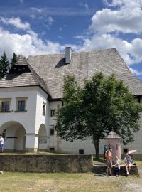 Do skanzenu v Pribylině přenesli i celý kaštěl z Parížovců