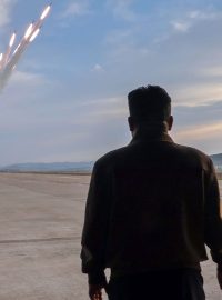 Severokorejský lídr Kim Čong-un sledují test raketového odpalovacího systému 24.5. 2024