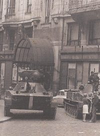 Hlavně sovětských tanků mířících do oken ministerstva dopravy 22. srpna 1968.