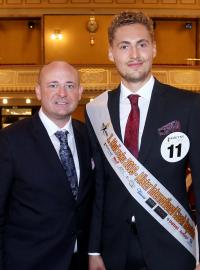 Finále soutěže Muž roku 2019 v Náchodě – vítěz Vojtěch Urban s organizátorem Davidem Novotným.