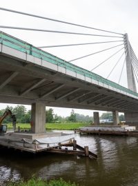 Demolice dočasných betonových podpěr lanového mostu na Labi v Pardubicích