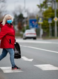 Žena přechází silnici na Palackého třídě v Pardubicích