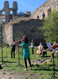 Po nuceném volnu kvůli koronaviru se členové Jihočeské filharmonie sešli na zřícenině Dívčí kámen, aby tu natočili hudební klip