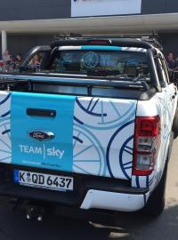 Kouč týmu Sky jede před pelotonem a měří třeba rychlost a směr větru. Tyto informace předá do doprovodného vozidla, odkud se je dozvědí jezdci.