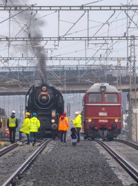 Odborníci potřebovali změřit průhyb nosné konstrukce ve chvíli, kdy ji zatíží vlaky