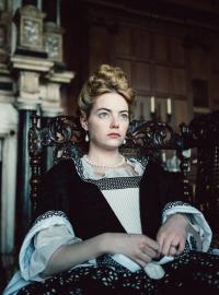 Emma Stonová ve filmu Favoritka