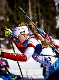 Česká biatlonistka Markéta Davidová během závodu s hromadným startem ve švýcarském Lenzerheide