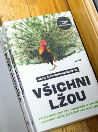 Kniha Všichni lžou v redakci iROZHLAS.cz