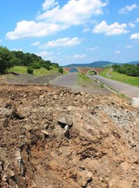 Sesuv půdy na nedokončené dálnici D8 u Litochovic