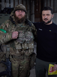 Ukrajinský prezident Volodymyr Zelenskyj ve středu navštívil vojáky na přední linii poblíž ukrajinského Bachmutu,