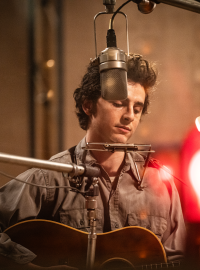 Timothée Chalamet sám zpívá všechna klíčová hudební čísla snímku Bob Dylan: Úplně neznámý