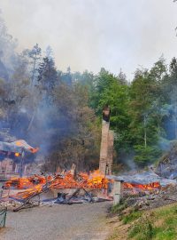 Požár chat v Rynarticích v národním parku České Švýcarsko