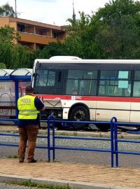 Autobus ve Slaném najel na zastávku