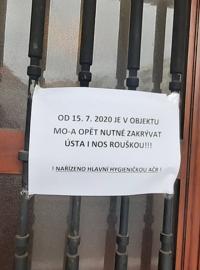 Na budově ministerstva obrany v pražských Dejvicích se objevilo oznámení, že v ní lidé musí nosit roušky. A to i v době, kdy podobné koronavirové opatření platí v hlavním městě pouze v prostorách metra