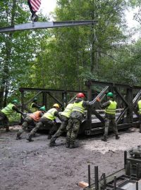 Ke stavbě provizorních mostů armáda využívá mostní konstrukce