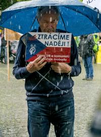 Protestující proti vládě s komunisty, Malostranské náměstí 11.7.2018