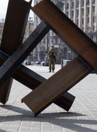 Protitankové zábrany a ukrajinský voják v centru Kyjeva