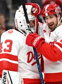 Dylan Larkin slaví výhru nad Buffalo Sabres s brankářem Petrem Mrázkem