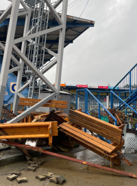 Poničené zázemí na fotbalovém stadionu v Opavě