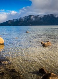 Jezero Waikaremoana na Novém Zélandu