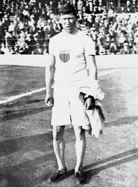 Jim Thorpe na snímku z olympiády ve Stockholmu, která se konala v roce 1912