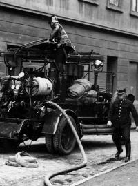 Hašení požáru v Praze v roce 1928