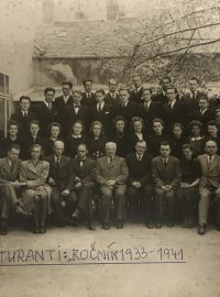 Fotka maturantů, Václav Lhotecký je ve druhé řadě shora, první zprava