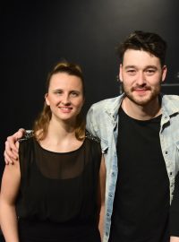 Zpěvák Patrik Stoupa nalevo s Ráchel Skleničkovou. V neděli 18. dubna odehrají benefiční koncert pro Světlušku