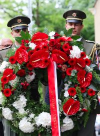Položením věnců před budovou Českého rozhlasu si lidé připomněli oběti Pražského povstání v roce 1945