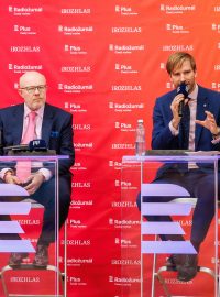 Zleva Boris Šťastný (Motoristé), Vlastimil Válek (TOP 09) a Adam Vojtěch (ANO) při debatě Česko 2025