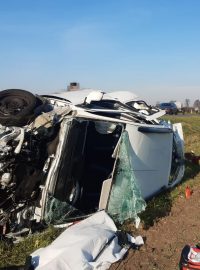 U Budiměřic na Nymbursku došlo ke střetu sanitního vozu, osobního automobilu a dodávky.